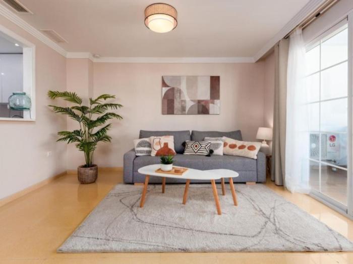 Stylish Spacious Apt, Comfy Pool Prime Location