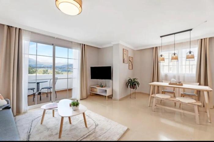 Stylish Spacious Apt, Comfy Pool Prime Location *